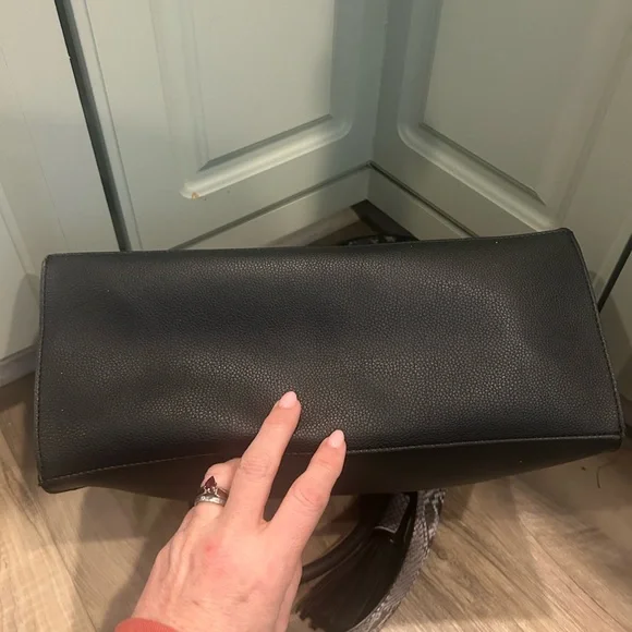 ALDO Black tote/bag/purse with snake skin design shoulder strap and key tassel - Picture 12 of 16